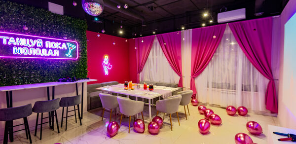 Dance. Современный лофт с фотозоной, караоке и диско-шаром