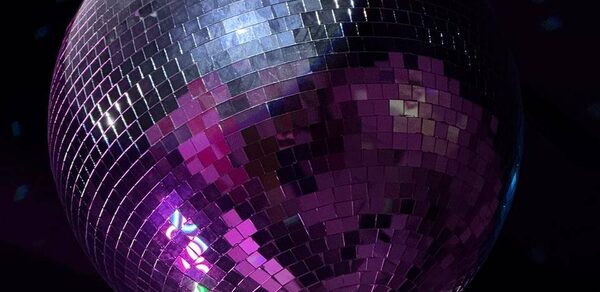 Dance. Современный лофт с фотозоной, караоке и диско-шаром