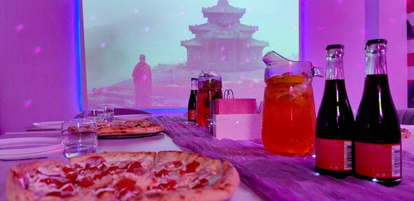 Dance. Современный лофт с фотозоной, караоке и диско-шаром