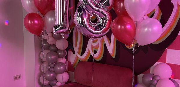 Dance. Современный лофт с фотозоной, караоке и диско-шаром