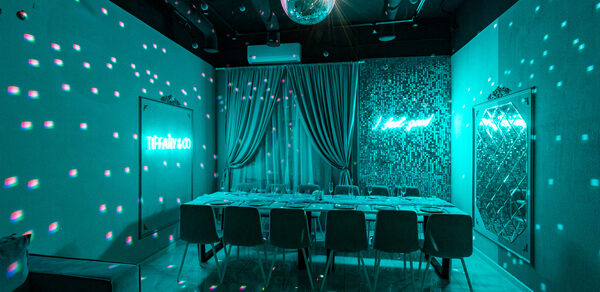 Tiffany. Изысканный лофт с мебелью, светомузыкой и караоке