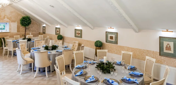 1715. Банкетный зал в ресторане