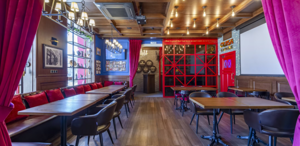 Red Lion Pub. Банкетный зал в баре