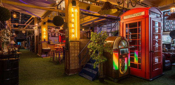 Банкетный зал в ярком лофте