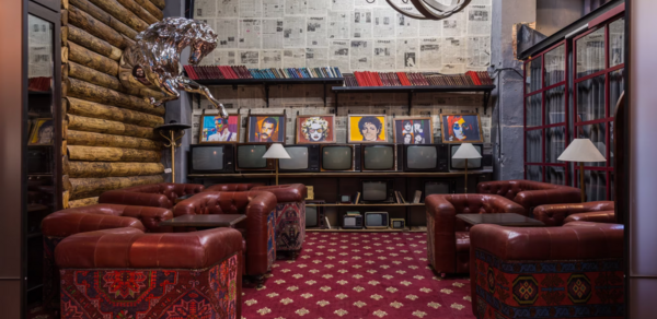 Банкетный зал в ярком лофте