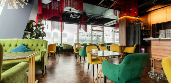 Высота 57 Lounge. Банкетный зал с яркой мебелью