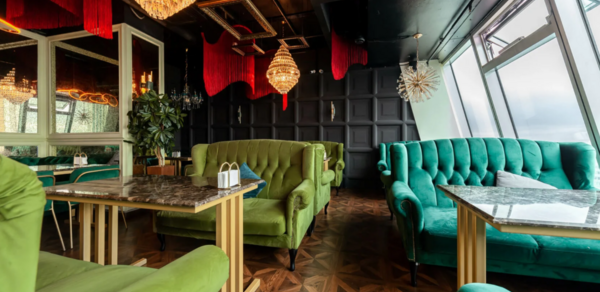 Высота 57 Lounge. Банкетный зал с яркой мебелью