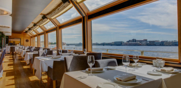 Волга-Волга. Банкетный зал на теплоходе