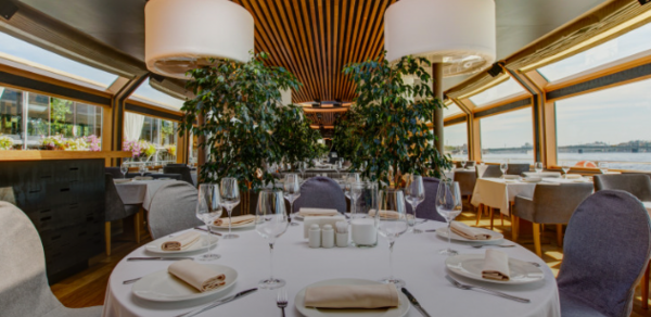 Волга-Волга. Банкетный зал на теплоходе