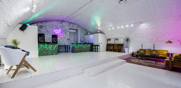 Лофт из белого кирпича в центре