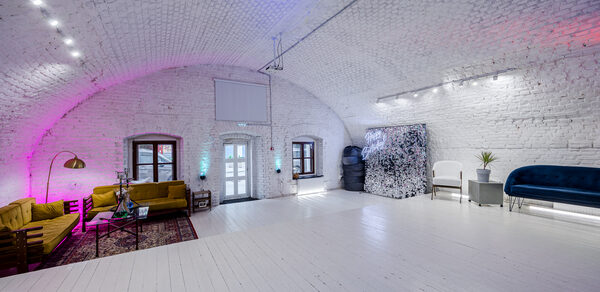 Лофт из белого кирпича в центре