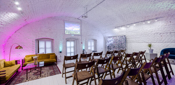 Лофт из белого кирпича в центре