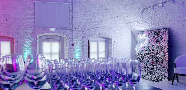 Лофт из белого кирпича в центре