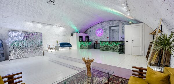 Лофт из белого кирпича в центре