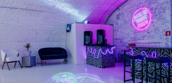 Лофт из белого кирпича в центре