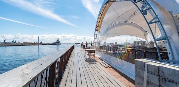 Шатер в Кронштадте с видом на Финский залив