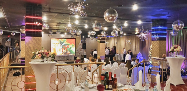 Империя Холл. Банкетный зал с зеркальными колоннами