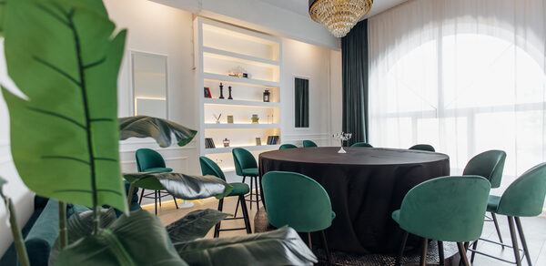 Империал. Лофт в бело-зеленых тонах