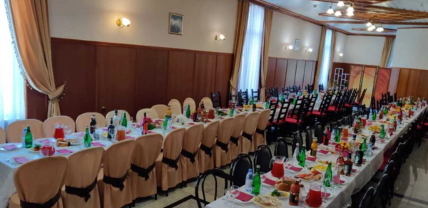 Поминальная трапеза. Небольшой банкетный зал