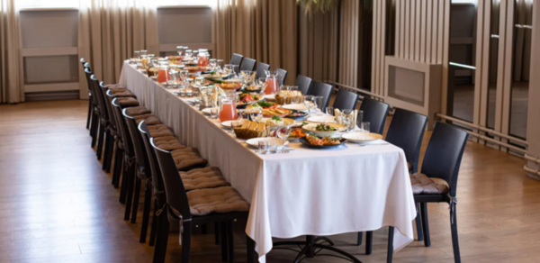 Поминальная трапеза. Небольшой банкетный зал