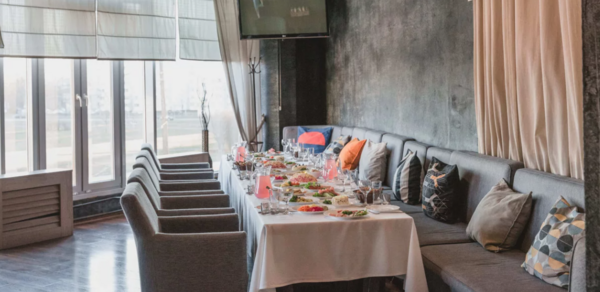 Поминальная трапеза. Небольшой банкетный зал