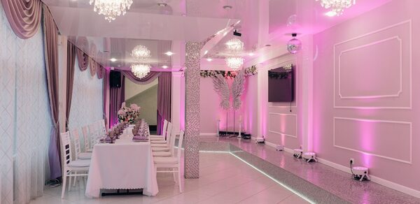 Кирочный двор. Банкетный зал в сиреневых оттенках