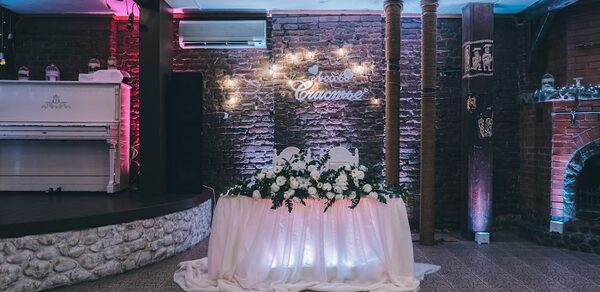 Кирочный двор. Кирпичный банкетный зал с камином