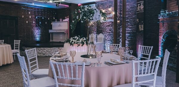 Кирочный двор. Кирпичный банкетный зал с камином