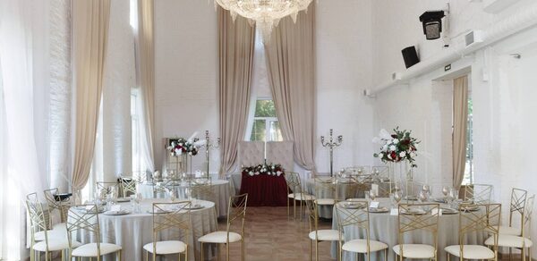 Villa Park. Банкетный зал с высокими потолками