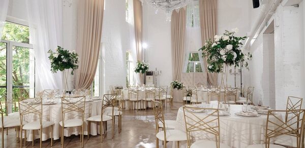 Villa Park. Банкетный зал с высокими потолками