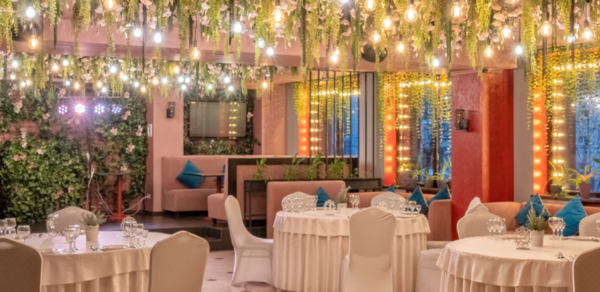 Наш. Яркий банкетный зал