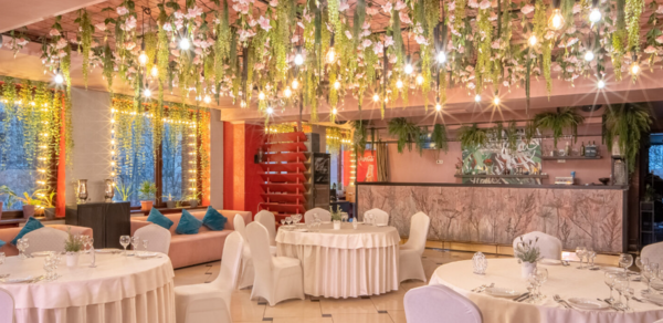 Наш. Яркий банкетный зал