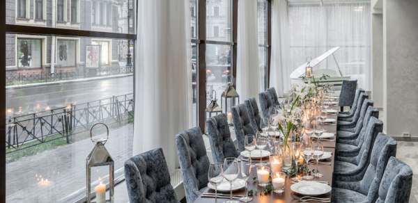 Kostas. Светлый банкетный зал с панорамными окнами