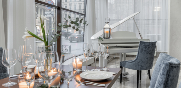 Kostas. Светлый банкетный зал с панорамными окнами