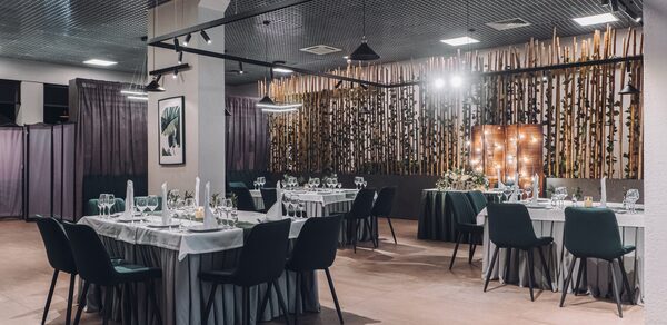 Академия вкуса. Светлый банкетный зал с колоннами 