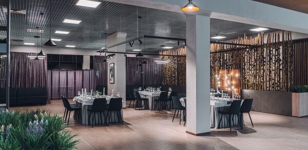 Академия вкуса. Светлый банкетный зал с колоннами 