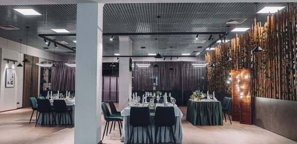 Академия вкуса. Светлый банкетный зал с колоннами 