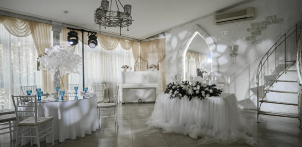 Кирочный Двор. Белый банкетный зал с зеркалами