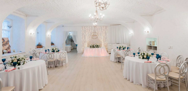 Ниагара. Маленький светлый банкетный зал