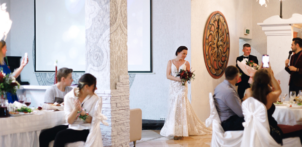 Dolce. Банкетный зал с белыми колоннами 