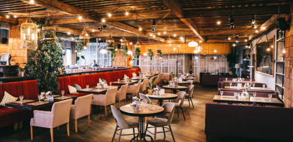 Большая кухня. Современный банкетный зал в ресторане