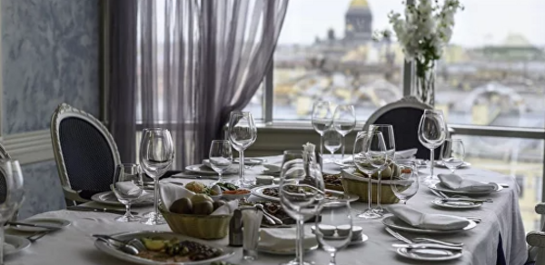 Амбассадор. Банкетный зал с видом на Исаакиевский собор