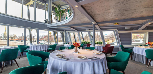 Фрегат Благодать. Светлый двухуровневый банкетный зал