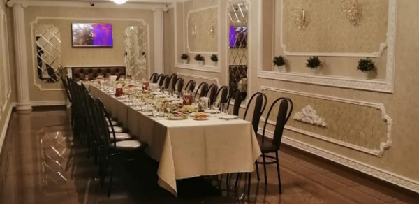 Белый банкетный зал в загородном комплексе "Медвежка"