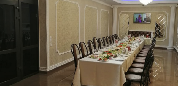 Белый банкетный зал в загородном комплексе "Медвежка"