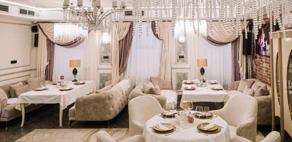 Svoy. Банкетный зал в пастельных тонах