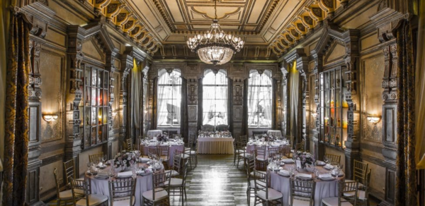 Паризьен. Банкетный зал с лепниной и высокими потолками