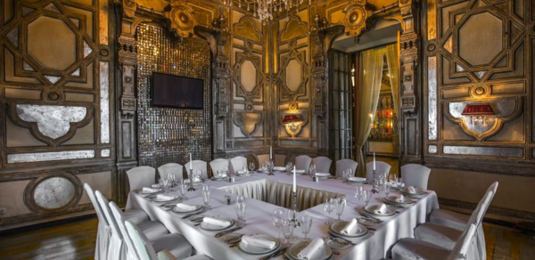 Паризьен. Банкетный зал с декоративным камином