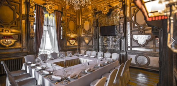 Паризьен. Банкетный зал с декоративным камином