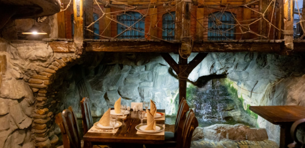 Двухуровневый банкетный зал со сценой